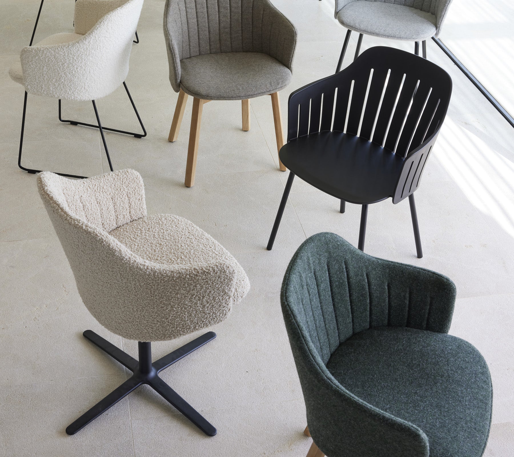 Une collection de chaises élégantes dans divers designs et couleurs, présentant des textures et des formes uniques, adaptées aux espaces de vie modernes.